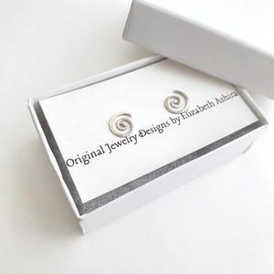 Brincos pequenos de prata de lei com design espiral martelado. imagem 8