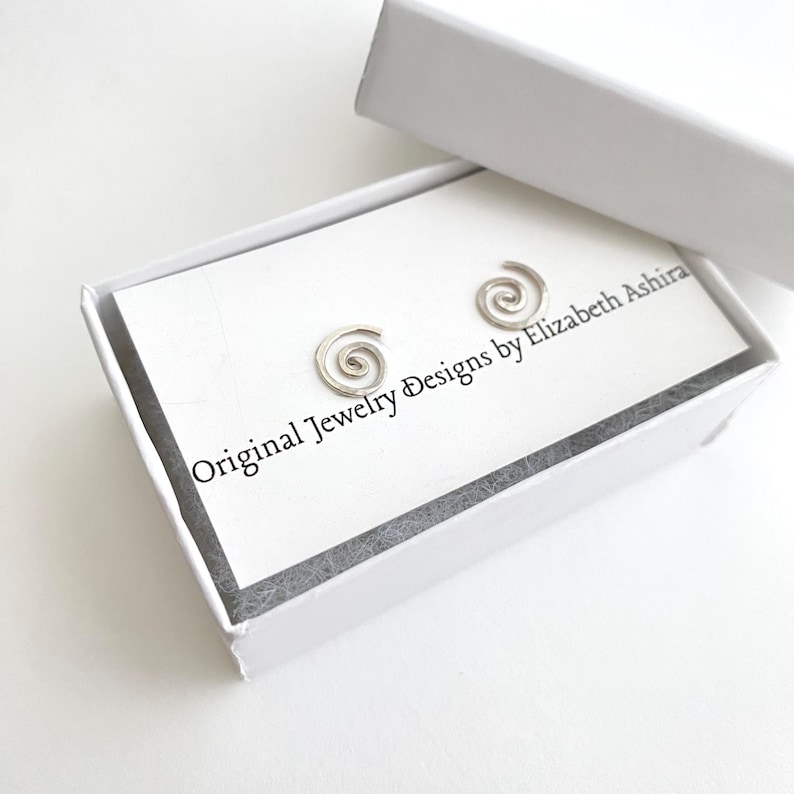 Brincos pequenos de prata de lei com design espiral martelado. imagem 8