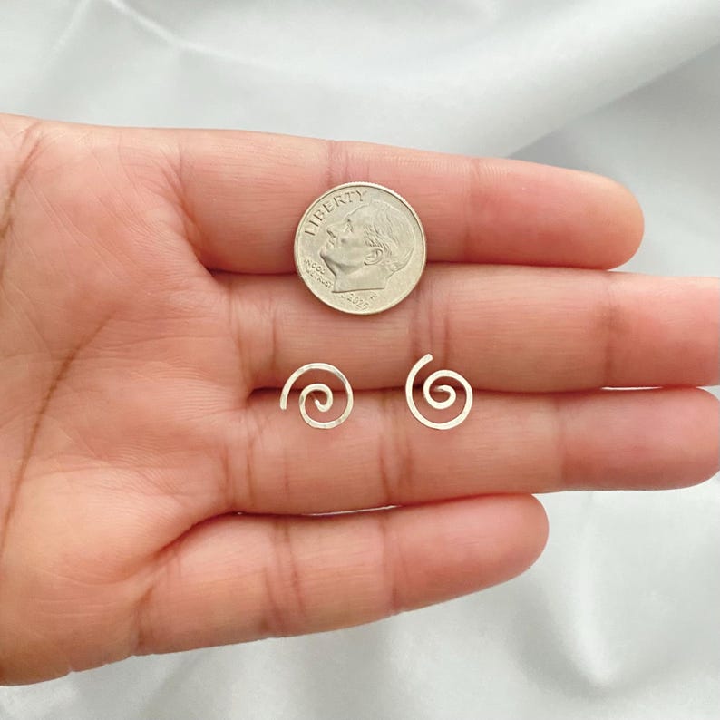 Brincos pequenos de prata de lei com design espiral martelado. imagem 3