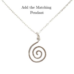 Brincos pequenos de prata de lei com design espiral martelado. imagem 11