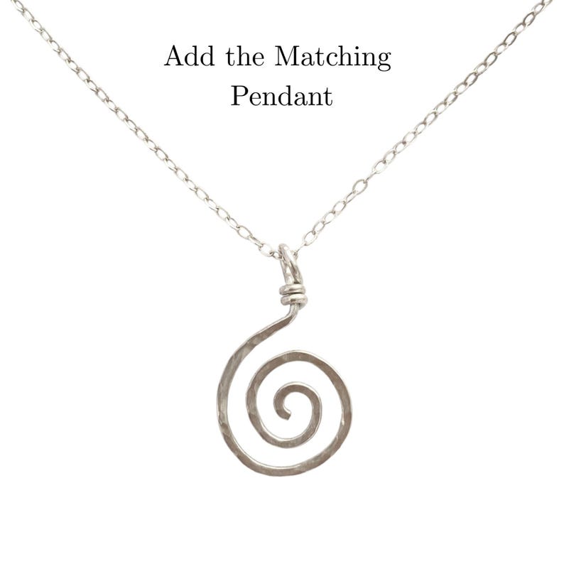 Brincos pequenos de prata de lei com design espiral martelado. imagem 11