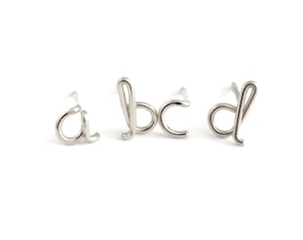 Brincos de Prata de Lei com Iniciais: Par de Brincos Artesanais com Letras Minúsculas do Alfabeto