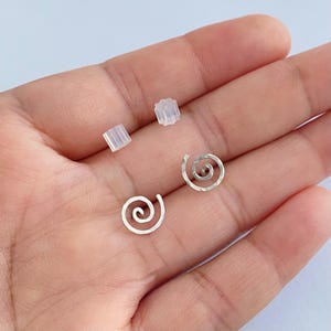 Brincos pequenos de prata de lei com design espiral martelado. imagem 4