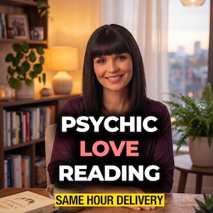 以下が含まれることがあります： 明るい部屋で微笑む女性。テキスト「PSYCHIC LOVE READING」が白とピンクで表示されています。下に「SAME HOUR DELIVERY」が黄色で表示されています。本棚、植物、コーヒーカップが見えます。