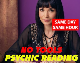 Op de afbeelding: Een vrouw met donker haar en een zwarte blouse zit aan een tafel met een spreiding van kaarten. De tekst "NO TOOLS PSYCHIC READING SAME DAY / SAME HOUR" wordt weergegeven in rode en gele letters.
