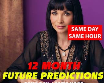 Puede incluir: Una mujer con cabello oscuro y un top negro está sentada en una mesa con un despliegue de cartas de tarot. El texto en la imagen dice "12 Month Future Predictions Same Day Same Hour".