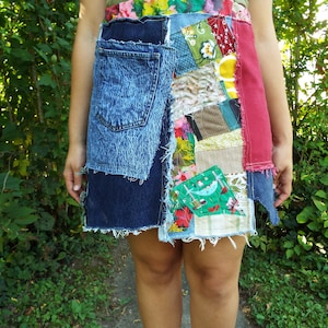 gonna in denim riciclato patchwork fatto a mano tasche collage orlo irregolare vintage e sfilacciatura