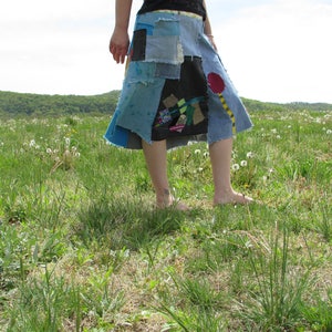 Tessuto riciclato e vintage fatto a mano orlo irregolare e gonna in denim sfilacciata Truffula tree applique