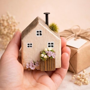Mini casetta in legno con fiori – casetta decorativa fatta a mano – decorazione per piccola casa – regalo per la nuova casa – arredamento scandinavo