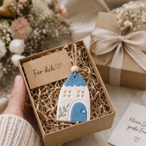 Kleines Haus Geschenk Freundin – Handmade Deko Anhänger Keramik – Mini Haus – Duftstein ätherische Öle – Einzug Geschenk Frau