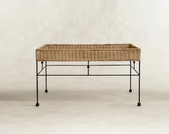 Mesa auxiliar de centro con bandeja de ratán tejido a mano / Soporte de hierro negro, muebles de estilo bohemio para sala de estar.