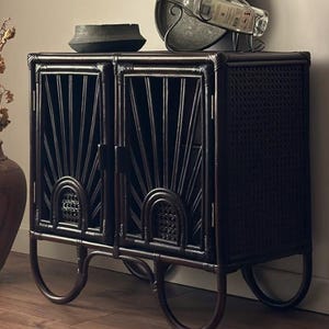 Hug Dark Rattan Minischrank, handgewebtes natürliches Rattan, Aufbewahrungseinheit, rustikale Vintage Konsole