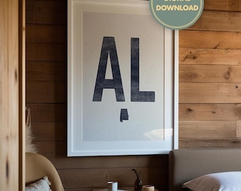 Puede incluir: Un cuadro enmarcado con las letras "AL" en azul oscuro, con el contorno de Alabama debajo. La impresión está colgada en una pared de madera, con una pegatina de "DESCARGA DIGITAL".