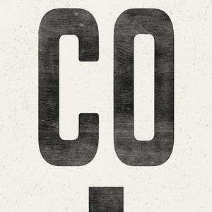 Puede incluir: Dise&ntilde;o minimalista con las letras "CO" en negrita, en negro desgastado. Las letras tienen una textura de veta de madera, sobre un fondo blanco roto texturizado. Un peque&ntilde;o rect&aacute;ngulo negro est&aacute; posicionado debajo.