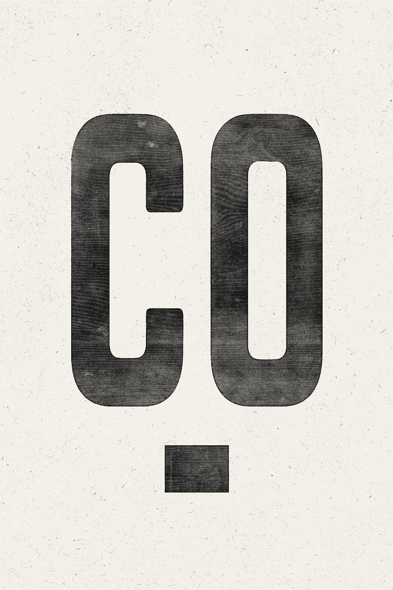 Puede incluir: Dise&ntilde;o minimalista con las letras "CO" en negrita, en negro desgastado. Las letras tienen una textura de veta de madera, sobre un fondo blanco roto texturizado. Un peque&ntilde;o rect&aacute;ngulo negro est&aacute; posicionado debajo.