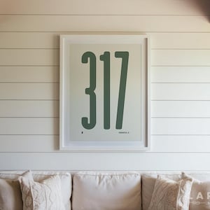 Peut inclure: Une tasse en céramique blanche avec une anse noire et le texte "But First, Coffee" en noir, en gras. La tasse est posée sur une surface en bois. La tasse mesure environ 10 cm de haut.