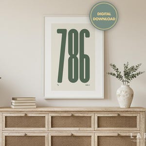 Puede incluir: Una impresión artística enmarcada con el número 786 en negrita, fuente verde sobre un fondo crema. La obra de arte se exhibe sobre un mueble de madera con frentes de cajones tejidos. Una pegatina de descarga digital está en la esquina superior derecha.
