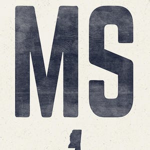 Op de afbeelding: Een marineblauwe print op een cr&egrave;mekleurige achtergrond. De print toont de letters "MS" in een vet, gestructureerd lettertype, met de vorm van de staat Mississippi eronder.