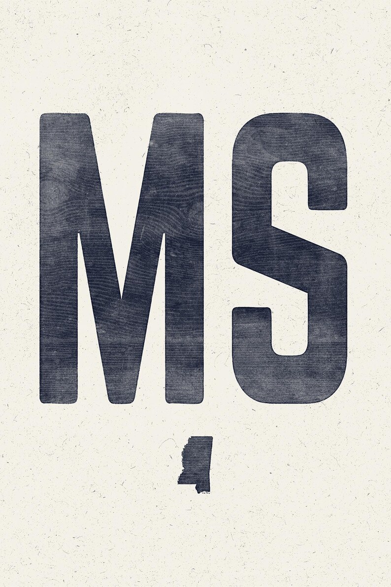 Op de afbeelding: Een marineblauwe print op een cr&egrave;mekleurige achtergrond. De print toont de letters "MS" in een vet, gestructureerd lettertype, met de vorm van de staat Mississippi eronder.