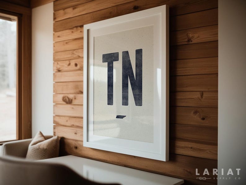 Pu&ograve; includere: Una stampa artistica da parete incorniciata che presenta le lettere TN in un carattere blu scuro testurizzato centrato su uno sfondo color crema chiaro. Sotto le lettere si trova una piccola sagoma blu scuro dello stato del Tennessee. La stampa &egrave; in una cornice bianca.