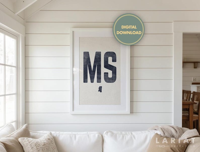 Op de afbeelding: Een ingelijste print met de letters "MS" in een donkerblauwe, getextureerde lettertype, met een bijpassende omtrek van de staat Mississippi. De print hangt aan een witte muur, met een "Digitale download" sticker rechtsboven.