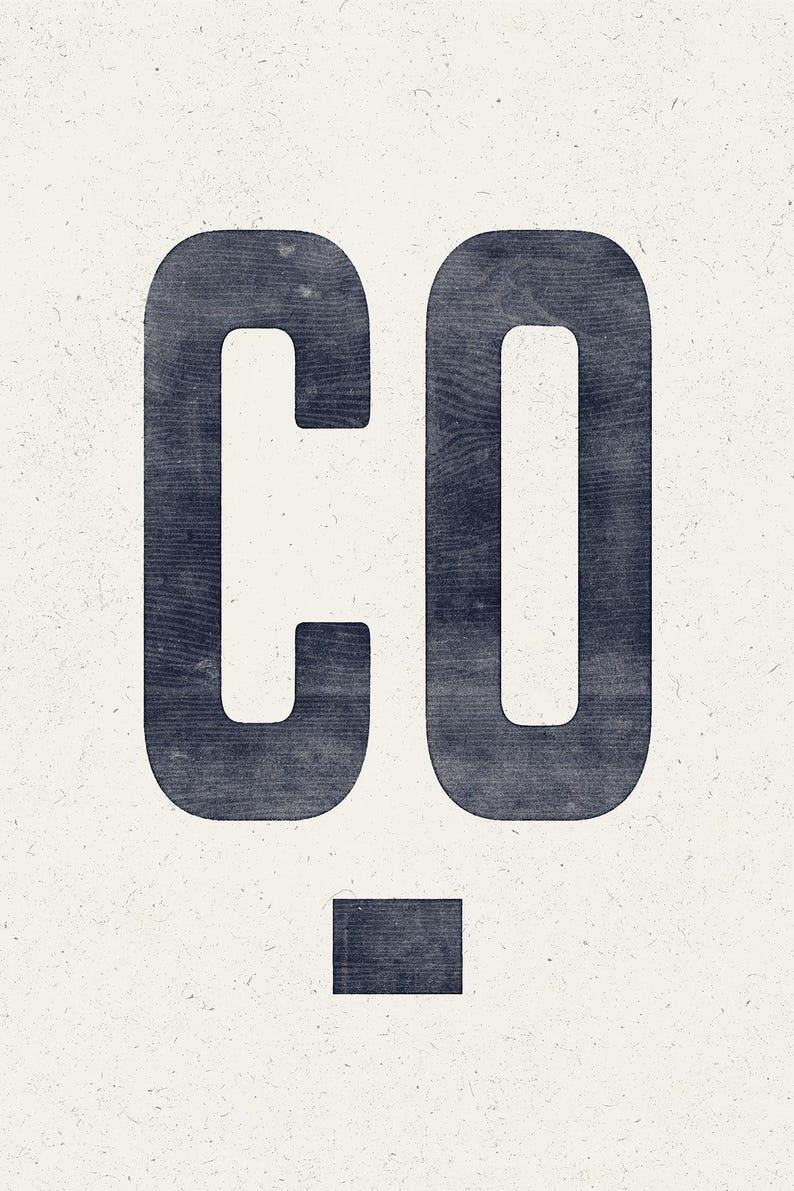 Puede incluir: Dise&ntilde;o minimalista con las letras "CO" en negrita, azul oscuro, con un efecto de textura de vetas de madera. Las letras est&aacute;n centradas en un fondo color crema, con un peque&ntilde;o rect&aacute;ngulo azul oscuro debajo.