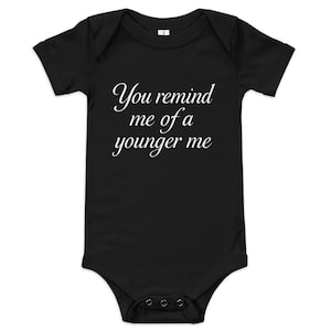 Eendelige babyromper &quot;You Remind Me of a Younger Me&quot; - op Taylor geïnspireerde teksten grappige zachte katoenen romper met korte mouwen