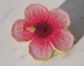 Light Pink Hibiscus Ceramic Plate – Handmade Floral Elegance, Elegant and Charming Tableware for Elegant Presentations, Valentine&#39;s Day Gift
