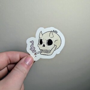 Pegatina de calavera de demonio fumador / Calcomanía de vinilo brillante resistente al agua, perfecta para fundas de teléfono, botellas de agua, cuadernos, equipaje, computadoras portátiles