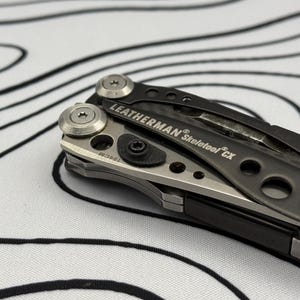 Perni per pollice per Leatherman Skeletool / Leatherman Skeletool Thumb Stud Blade Open Assist / Confezione da due, prodotto nel Regno Unito