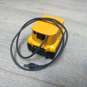 Starlink Mini から DeWalt バッテリー電源アダプター | Starlink Mini DeWalt バッテリーアダプター | Starlink Mini 用オフグリッド電源