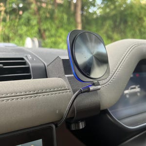 ダッシュマウント QI ワイヤレス磁気電話ホルダー充電器 ランドローバー ディフェンダー L663 用、電話充電器 ランドローバー ディフェンダー L663 用
