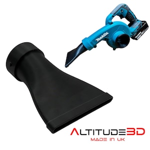 Puede incluir: Un accesorio de boquilla negro y un soplador de hojas inalámbrico Makita turquesa y negro. La boquilla es de plástico negro y tiene una abertura ensanchada y rectangular. El soplador de hojas tiene una batería y el logotipo de Makita. El texto "ALTITUDE3D MADE IN UK" está en la parte inferior.