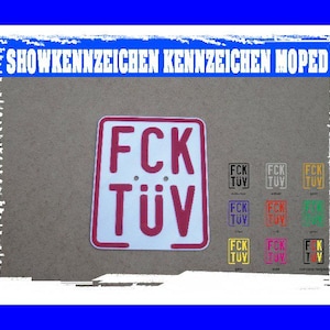 Op de afbeelding: Een rood en wit kenteken met de tekst "FCK TÜV" in een vetgedrukte lettertype. De afbeelding bevat ook verschillende kleine kentekenontwerpen in verschillende kleuren en de tekst "SHOWKENNZEICHEN KENNZEICHEN MOPED" in blauw.