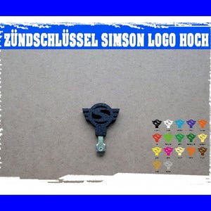 Op de afbeelding: Een zwarte sleutel met een gestileerd "S"-logo, met de tekst "ZÜNDSCHLÜSSEL SIMSON LOGO HOCH" erboven. Een selectie van sleutellogo-kleuren wordt eronder weergegeven.