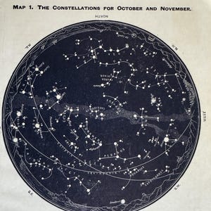 Könnte beinhalten: Vintage Sternenkarte mit dem Titel "Karte 1. Die Sternbilder für Oktober und November." Die kreisförmige Karte zeigt Sternbilder mit Verbindungslinien und Sternennamen. Enthält eine Tabelle mit Daten und Uhrzeiten für die Sichtbarkeit der Sterne. Schwarz-Weiß-Druck.