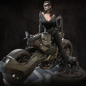 Puede incluir: Una mujer con un traje de cuero negro y una máscara está sentada en una motocicleta negra con un gato negro a su lado. La motocicleta tiene una rueda delantera grande y una rueda trasera más pequeña.