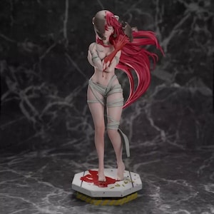 Può includere: Una statuetta di anime femminile dai capelli rossi con un abito bianco simile a una benda. La statuetta è in piedi su una base bianca con una macchia di sangue rosso e alcuni piccoli oggetti bianchi. Il viso della statuetta è parzialmente oscurato da una maschera grigia.