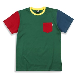 Puede incluir: Una camiseta con bloques de color con cuerpo verde, manga izquierda roja y manga derecha azul. Cuenta con un bolsillo rojo en el pecho y un cuello amarillo. La camiseta es una prenda casual para el día a día.