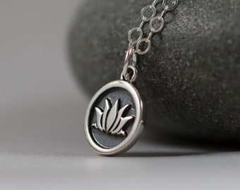 Pequeño collar de plata de ley de flor de loto - Miniatura diminuta linda inspirada en la naturaleza simple delicada todos los días Joyería moderna hecha a mano