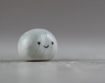 Happy Little Pet Rock - Figura de terrario - Escultura de la naturaleza de porcelana de cerámica en miniatura - Lindo regalo de mordaza - Esculpido a mano