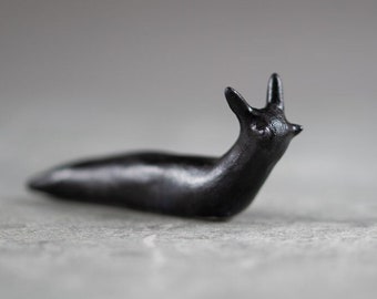 Little Black Slug - Terrario Figurine Miniatura Cerámica Porcelana Animal Dark Satin Glaze - Esculpido a mano