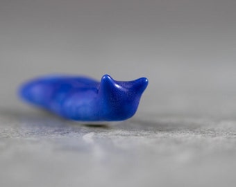 Little Blue Slug - Figura de terrario Porcelana de cerámica en miniatura Cobalto profundo Royal Blue Animal - Esculpido a mano