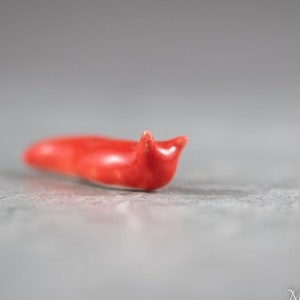 Little Red Slug Figura de terrario miniatura cerámica porcelana caramelo manzana rojo animal esculpido a mano imagen 1