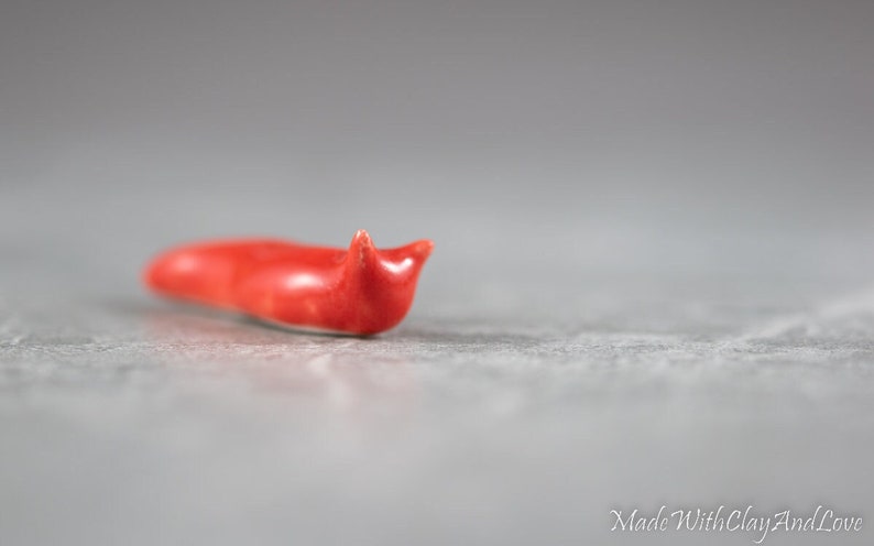 Little Red Slug Figura de terrario miniatura cerámica porcelana caramelo manzana rojo animal esculpido a mano imagen 1