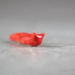 Little Red Slug Figura de terrario miniatura cerámica porcelana caramelo manzana rojo animal esculpido a mano imagen 3