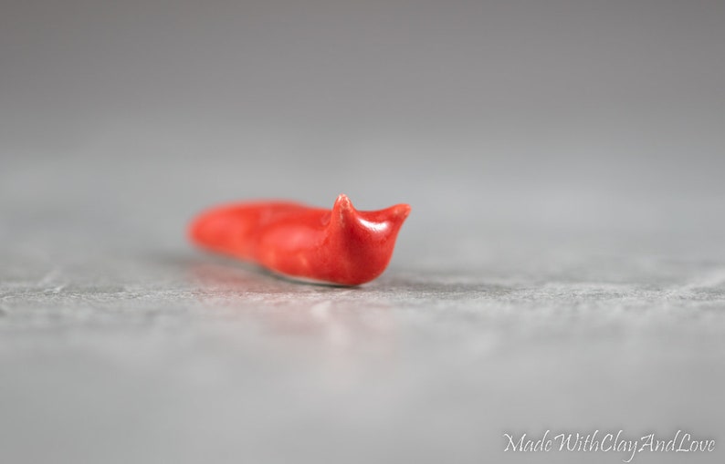 Little Red Slug Figura de terrario miniatura cerámica porcelana caramelo manzana rojo animal esculpido a mano imagen 3