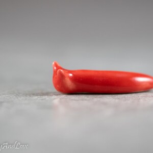 Little Red Slug Figura de terrario miniatura cerámica porcelana caramelo manzana rojo animal esculpido a mano imagen 4