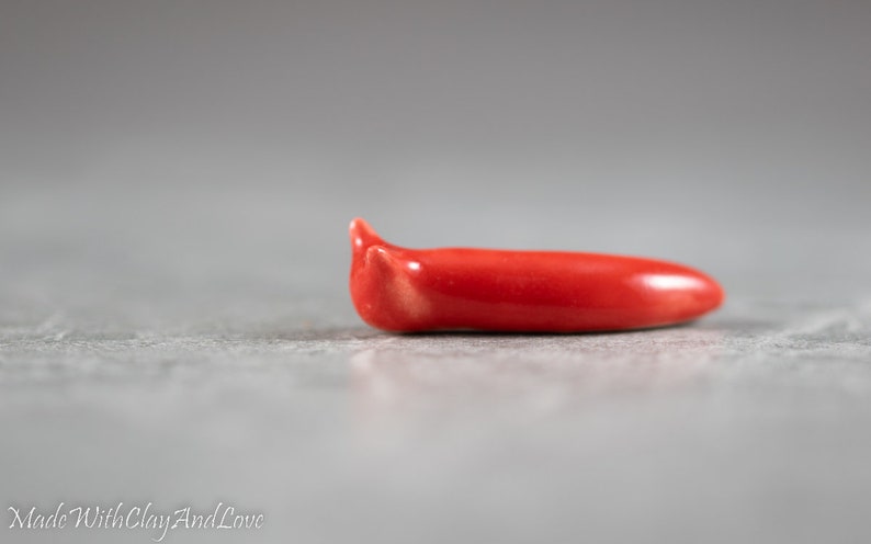 Little Red Slug Figura de terrario miniatura cerámica porcelana caramelo manzana rojo animal esculpido a mano imagen 4