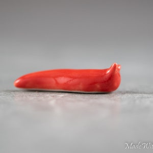 Little Red Slug Figura de terrario miniatura cerámica porcelana caramelo manzana rojo animal esculpido a mano imagen 2